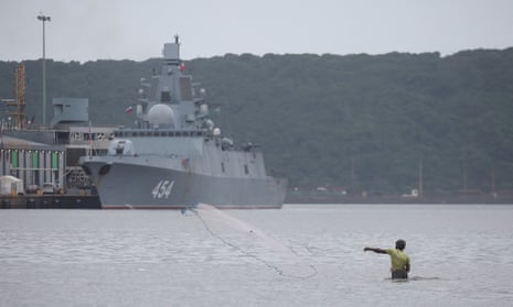 Un hombre pesca con una atarraya en el puerto donde está atracada la fragata rusa Almirante Gorshkov en ruta a los ejercicios navales programados con las armadas sudafricana y china en Durban, Sudáfrica, el 17 de febrero de 2023.