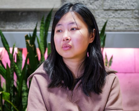 Amanda Tam rákos megbetegedéses portréja rózsaszín kanapén