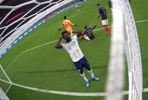 ์ ์ฝ๋ฅด, ์นดํ๋ฅด. ์๊ธ๋๋์ Bukayo Saka๊ฐ ํ๋์ค์์ 8๊ฐ์ ์์ ์ฐฌ์ค๋ฅผ ๋์น ํ ๋ฐ์ํ๊ณ ์์ต๋๋ค.