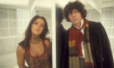 Tom Baker en tant que Doctor Who et Louise Jameson en tant que Leela dans l' épisode de Doctor Who de 1977 The Face of Evil , écrit par Chris Boucher, qui présentait la guerrière tribale Leela comme nouvelle compagne du Docteur.