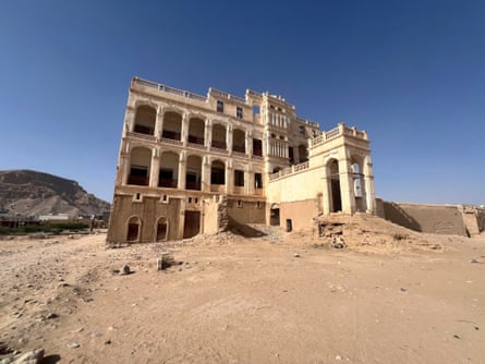 Hamtut Palace standing alone surrounded by barren dirt land