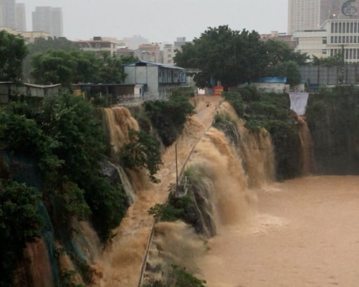 Typhoon Maysak floods construction site in south-west China – video