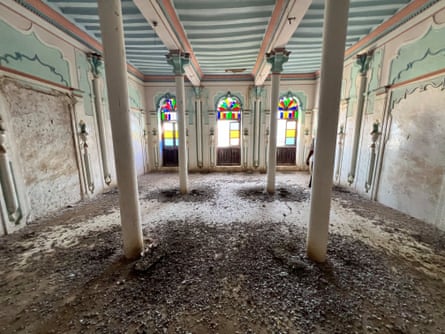 A decorated room at the Ishshah Palace in Tarim with dirt and rubble on the floor