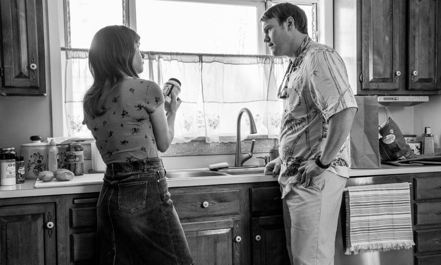 Rhea Seehorn as Kim and Alvin Cowan as Glenn.