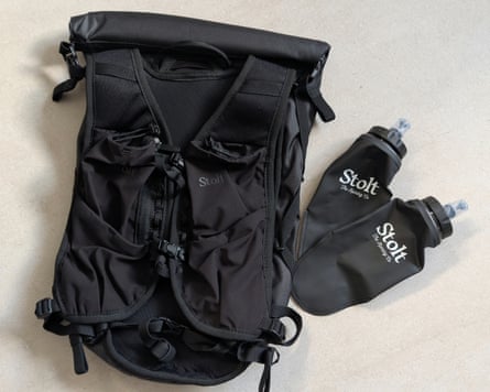 Stolt Athlete Ultralight 12L rear with two water bottles.