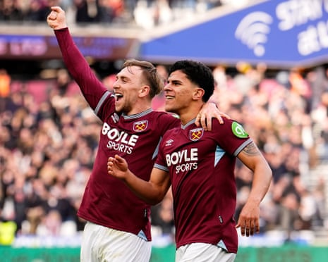 West Ham sắp xuống hạng, M.U chi 100 triệu bảng giải cứu bộ đôi sáng giá nhất 1 Fernandes and Bowen boost West Ham survival push in win over Sunderland | Premier League | The Guardian