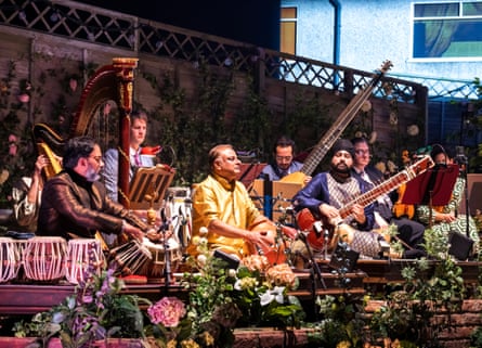 Shahbaz Hussain on tabla, RN Prakash on ghatam, Mark Wagstaff on percussion, Sergio Bucheli on theorbo, Jasdeep Singh Degun on sitar and Andrew Long on violin. © Tristram Kenton