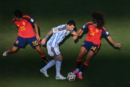 Messi successful action against Marc Cucurella and Pedri