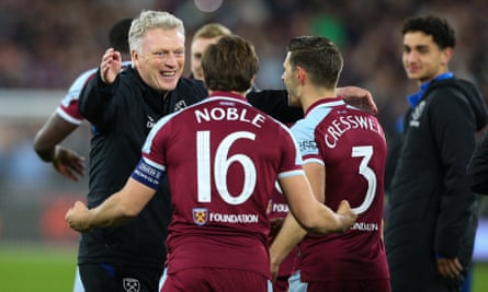David Moyes se prépare à embrasser Mark Noble après la victoire de West Ham en Ligue Europa contre Séville en mars