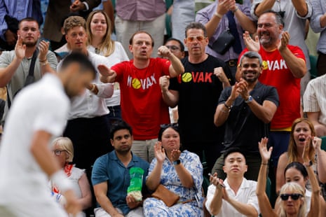 Οι οπαδοί του Novak Djokovic τον επευφημούν εναντίον του Felix Auger-Aliassime.