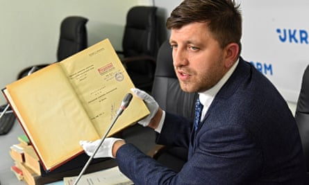 Written evidence: Anatolii Khromov, head of the State Archival Service of Ukraine.
