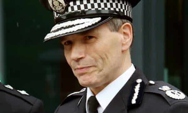 Met Police Caution Against Public Helping Officers Under Attack Uk News The Guardian