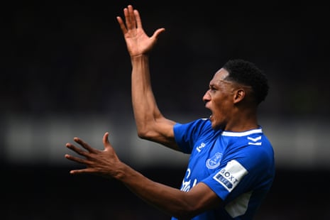 Yerry Mina of Everton reacts to a missed Everton chance.