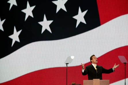 شوارزنيجر يخاطب المؤتمر الوطني للحزب الجمهوري في عام 2004 عندما كان حاكما لولاية كاليفورنيا.
