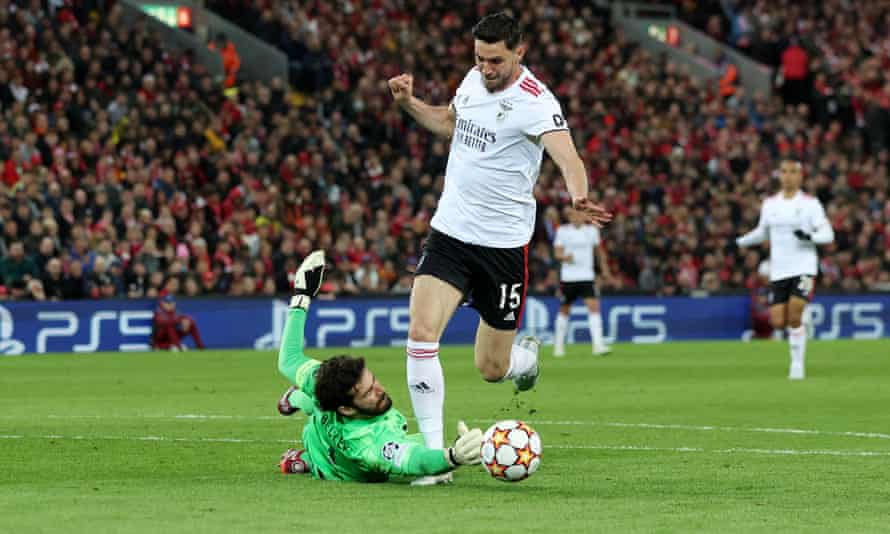 벤피카의 로만 야르마슈크는 리버풀 골키퍼 알리송을 중심으로 공을 슛팅한 뒤 골문 안으로 들어가고 있다.