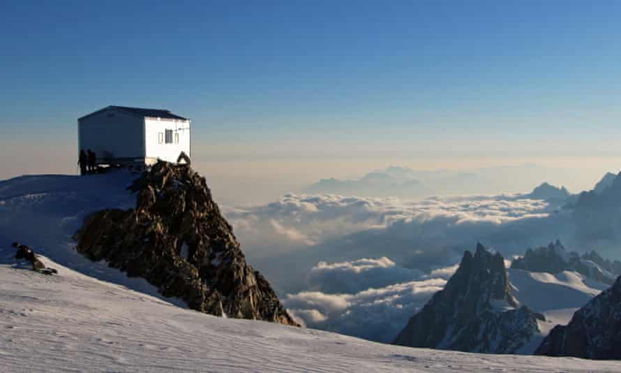 Une cabane d'urgence sur le Mont Blanc en France.
