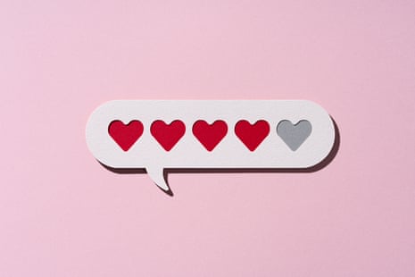 Speech bubble showing four-out-of-five heart rating on pink background