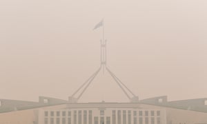 Tòa nhà Quốc hội được nhìn thấy qua khói mù dày đặc