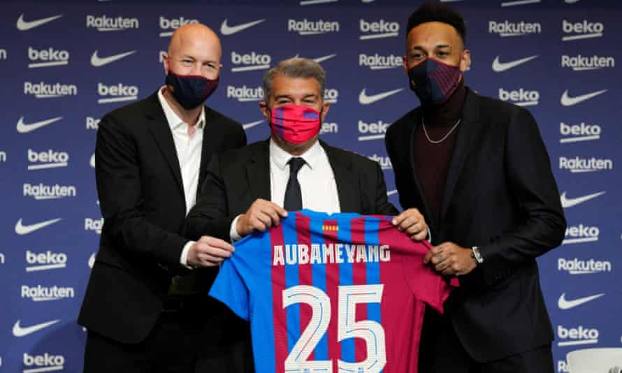 Jordi Cruyff (left) welcomes Pierre-Emerick Aubameyang to Barcelona in January