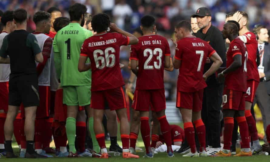 Liverpool’s manager Jurgen Klopp talks to the players during the break before extra time.