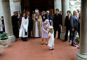 Alleyn Davis presents the Queen with a bouquet at St Paul’s church in San Diego, California, on 1 March 1983