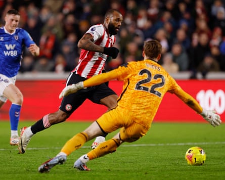Igor Thiago scores during the Premier League match between Brentford and Sunderland