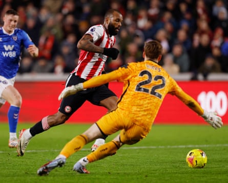 Brentford’s Igor Thiago shoots past Sunderland’s Robin Roefs