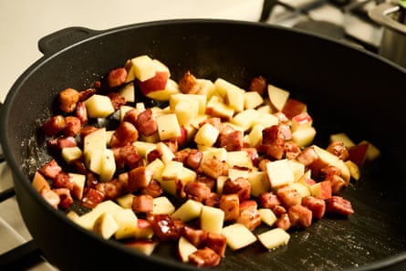 Apple and kaiserfleisch in a pan.