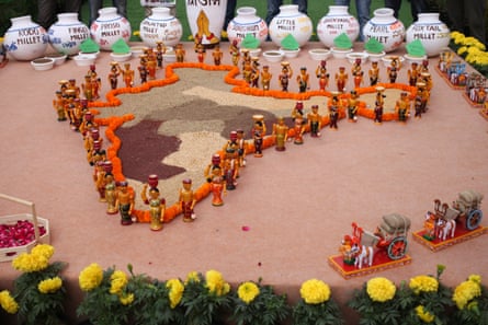A map of India of different shades of grain with little figurines marking the border