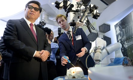 Xi Jinping wears 3D glasses to view robotic equipment in the Hamlyn Centre for Medical Robotics at Imperial College London.