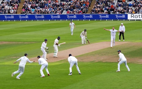 Joe Root pega o carrinho para dispensar Abdullah Shafique.