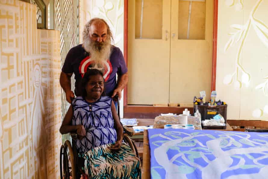TravelGuides - ‘It keeps me alive’: the politically potent bark paintings of Dhambit Munuŋgurr | Indigenous art 8 Dhambit Munuŋgurr’s husband Tony Gintz collects the stringybark she uses for her work.