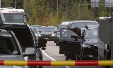Cars queue to cross the border from Russia into Finland, 23 September 2022.