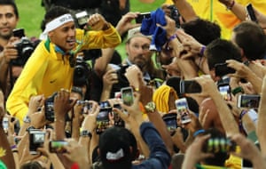 Neymar shows Brazilian fans his gold medal