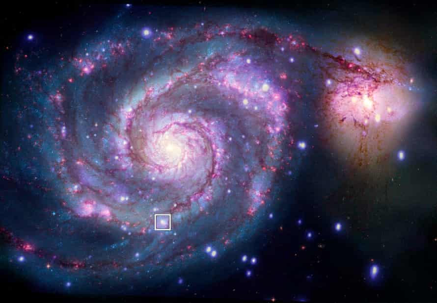 Raios-X da lua (roxo e azul) do M51 e luz óptica do Telescópio Espacial Hubble da NASA (vermelho, verde e azul).  Binário de raios-X, também conhecido como M51-ULS-1, é uma caixa que indica a localização de um potencial candidato planetário.  A imagem NB é girada 90 graus no sentido horário.