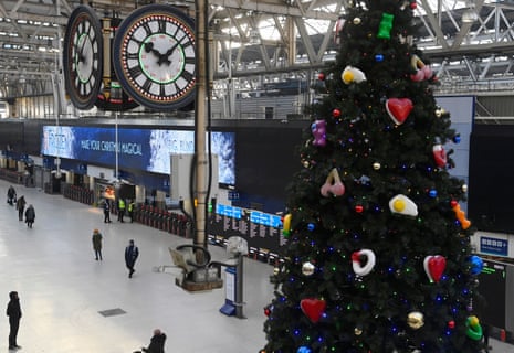 British rail workers strike over pay and terms, in LondonTravellers walk through the concourse during a rail workers’ strike over pay and terms, at Waterloo Station in London, Britain December 16, 2022. REUTERS/Toby Melville