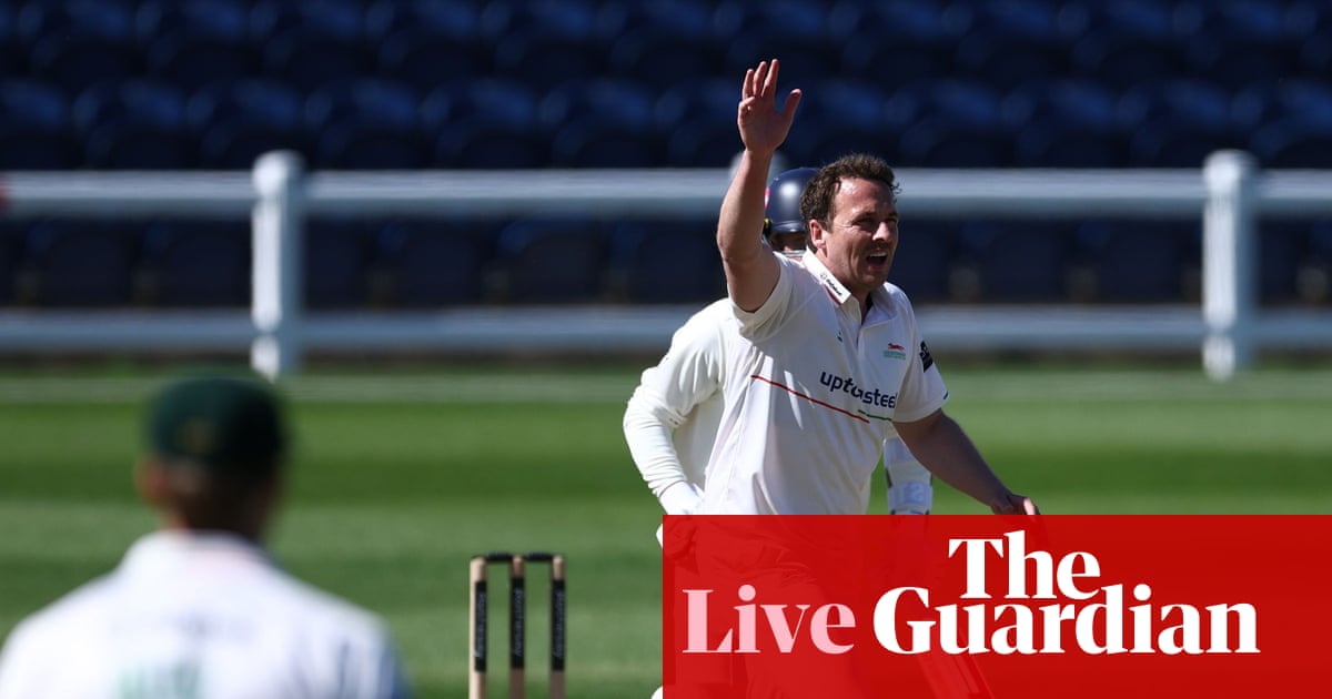 Surrey v Essex, Kent v Worcestershire, and more: county cricket, day two – live