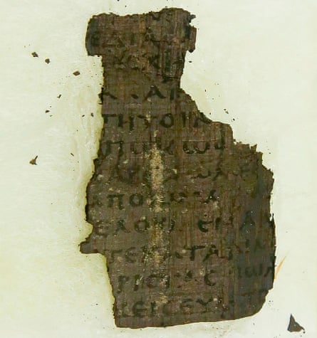 Un frammento del rotolo di Ercolano.