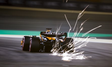 McLaren conduciendo chispas de Oscar Piastri en la primera ronda de clasificación para el Gran Premio de Baréin.