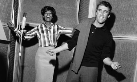 Burt Bacharach et Dionne Warwick enregistrent aux Pye Studios à Londres, 1964.
