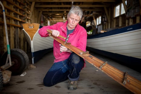 Gail McGarva rivetant une semelle d'un bateau-pilote de Cornouailles