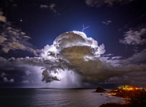Uma tempestade de inverno sob o céu estrelado. Esta célula isolada foi configurada perfeitamente para dar um show na costa de Port Macquarie, Austrália.