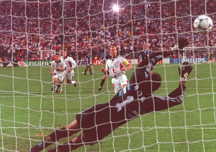 Alan Shearer snacks his penalty past Argentina keeper Carlos Roa. to level the scores.