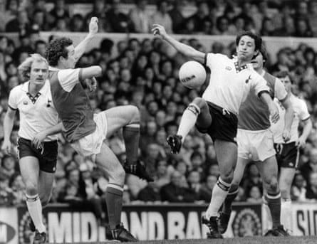 Liam Brady y Ossie Ardiles luchan por el balón.