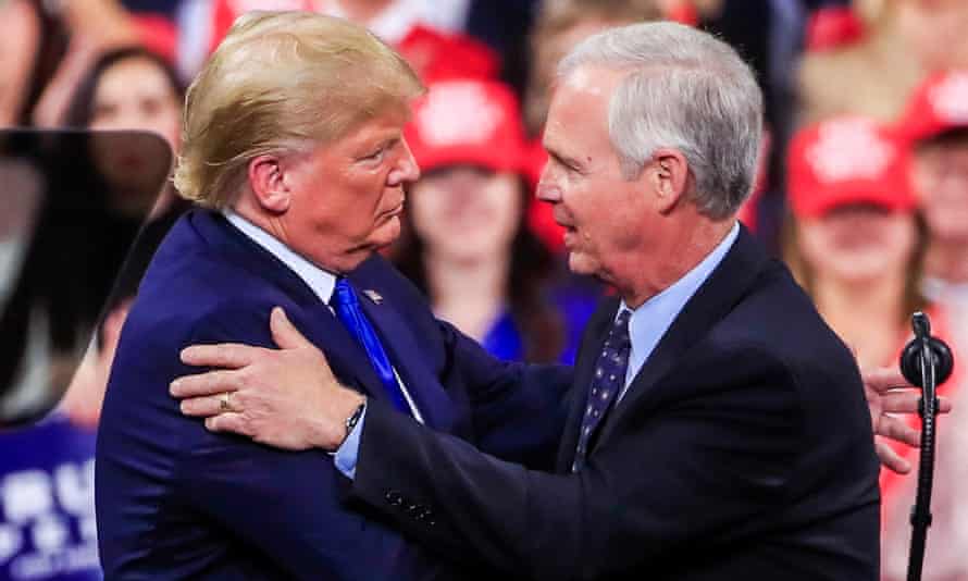 Donald Trump abraza al senador de Wisconsin Ron Johnson en un mitin en enero del año pasado.