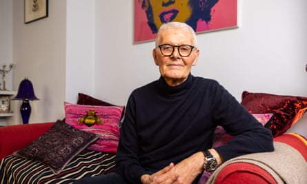 King dans son appartement de Londres, avec son imprimé Warhol visible en arrière-plan