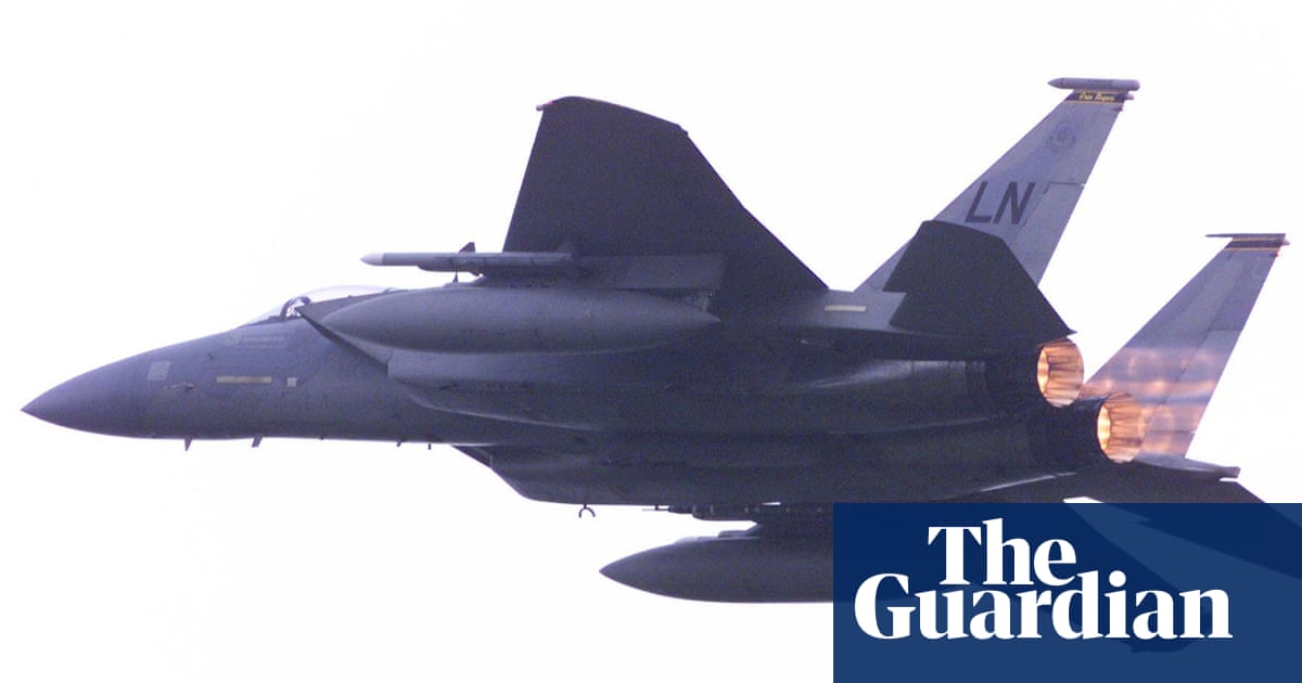 Two US fighter jets flew under parachutists in UK near miss