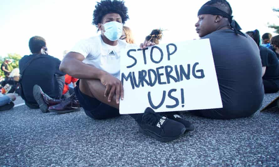 Los manifestantes bloquean una calle durante una protesta contra la muerte de George Floyd, en St Louis, Missouri, en mayo de 2020.