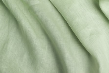 Plis ondulés de textile fait de cannabis et de feuilles vertes