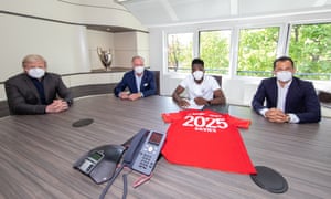 Alphonso Davies posando para una foto con los oficiales del Bayern Munich Oliver Kahn, Karl-Heinz Rummenigge y Hasan Salihamidzic después de firmar un nuevo contrato esta semana.